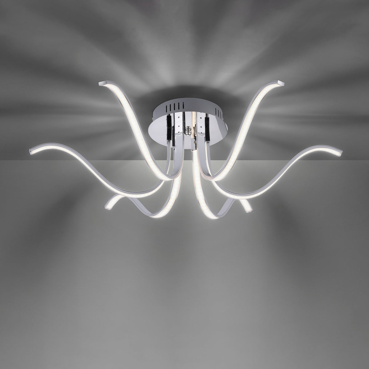 Luminaire allumé vu de dessous, diffusion lumineuse en étoile sur le plafond.