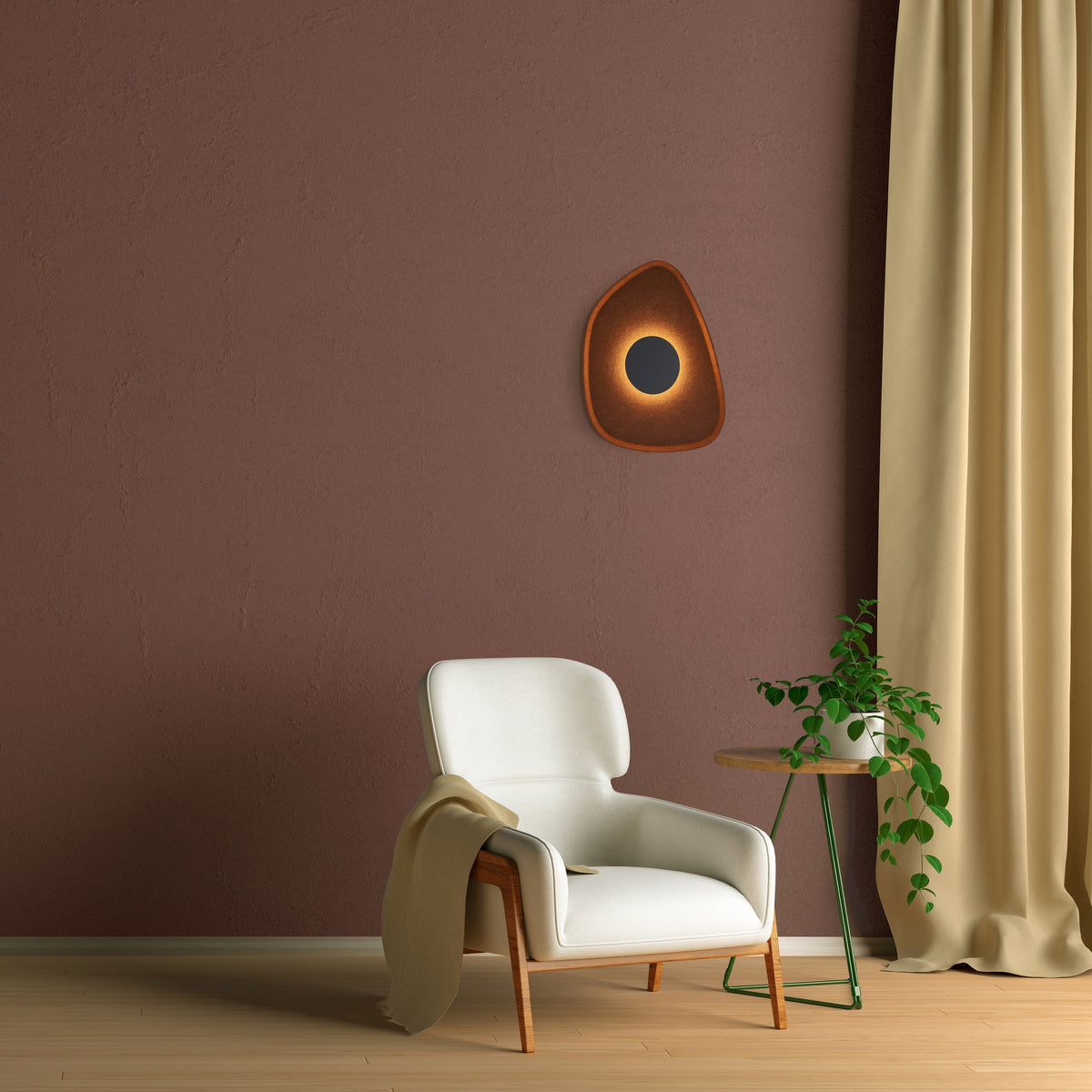 Mise en ambiance salon, applique murale allumée sur mur mauve, fauteuil blanc et rideaux.