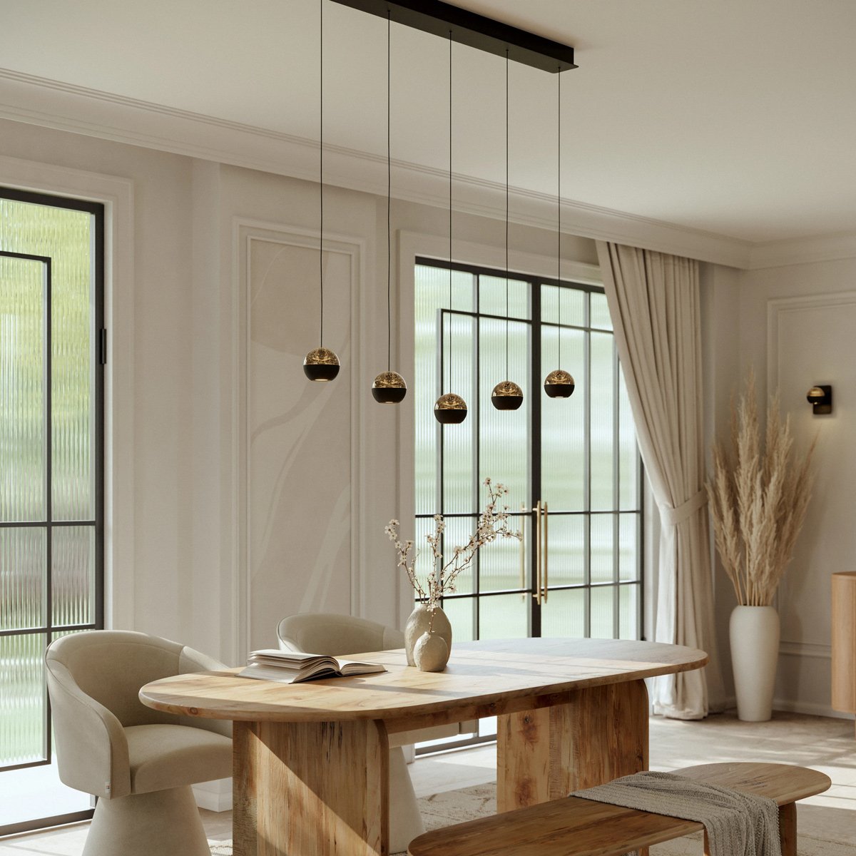 Mise en ambiance au-dessus d'une table à manger en bois clair, intérieur contemporain