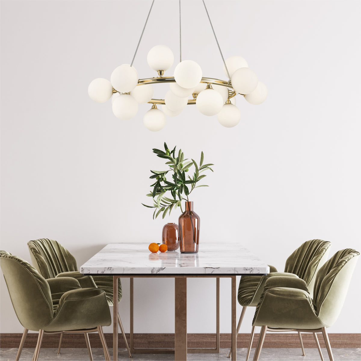 Suspension installée au-dessus d'une table à manger en marbre avec chaises vertes et vase.