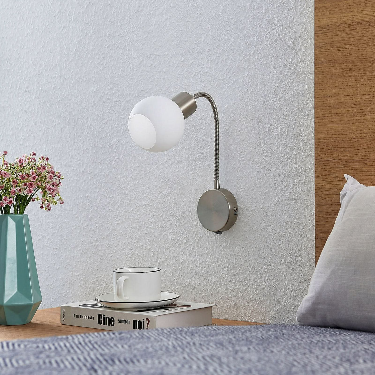 Applique murale Lioma en verre, nickel satiné, hauteur 28 cm