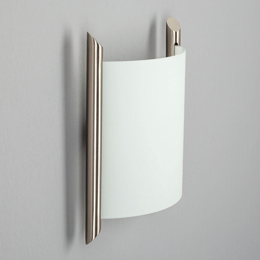 Applique murale Filippa en verre, blanc satiné et nickel satiné, hauteur 25 cm