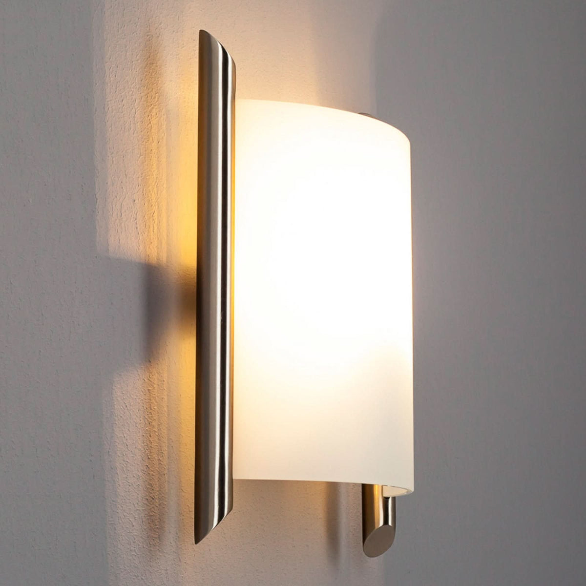 Applique murale Filippa en verre, blanc satiné et nickel satiné, hauteur 25 cm
