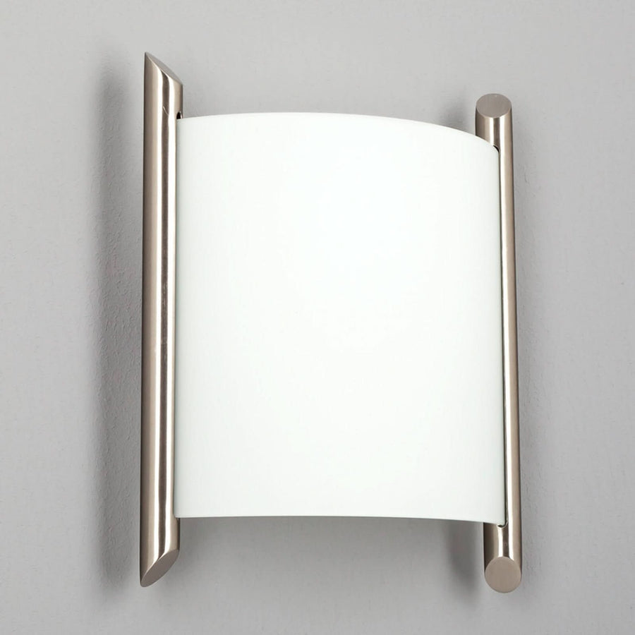 Applique murale Filippa en verre, blanc satiné et nickel satiné, hauteur 25 cm