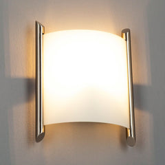 Applique murale Filippa en verre, blanc satiné et nickel satiné, hauteur 25 cm