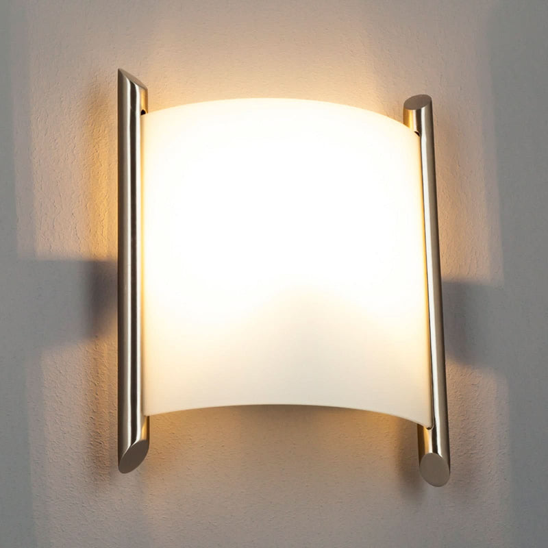 Applique murale Filippa en verre, blanc satiné et nickel satiné, hauteur 25 cm