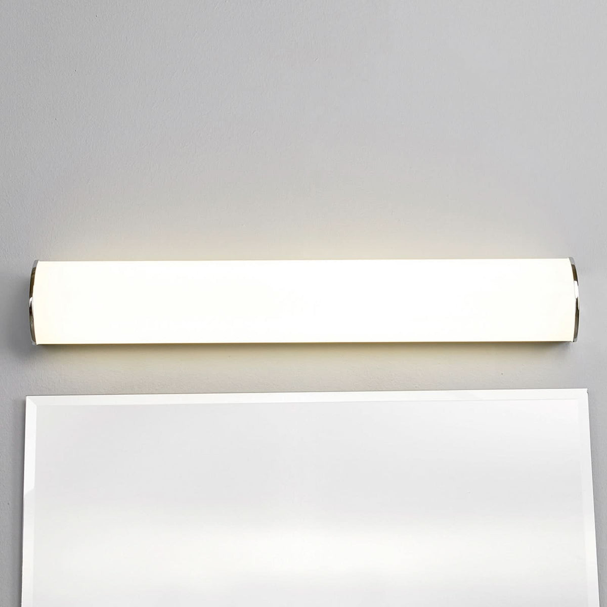 Applique murale LED Elanur en métal, blanc satiné et chromé, hauteur 9,4 cm, IP44
