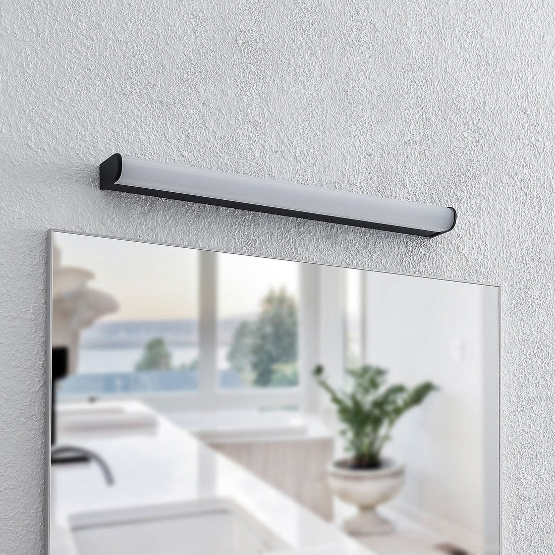 Applique murale LED Ulisan en aluminium, noir mat et blanc, hauteur 4 cm, IP44, 3000 K, 7,3 W
