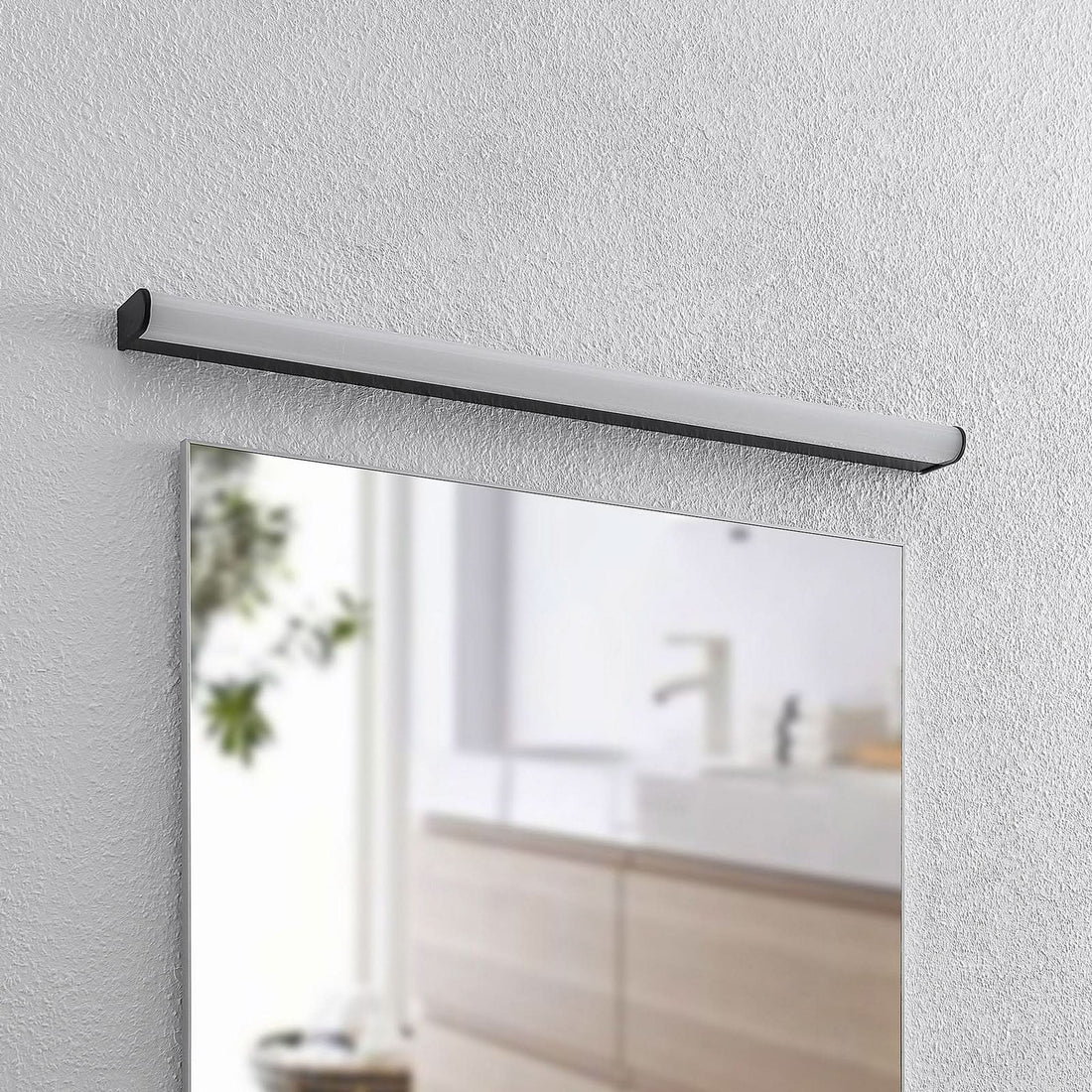 Applique murale LED Ulisan en aluminium, noir mat et blanc, hauteur 4 cm, IP44, 3000 K, 9 W
