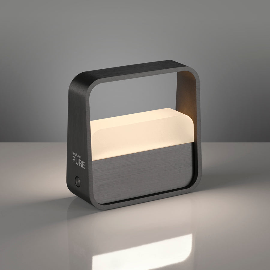 Photo studio sur surface réfléchissante, face avant du luminaire éclairé.