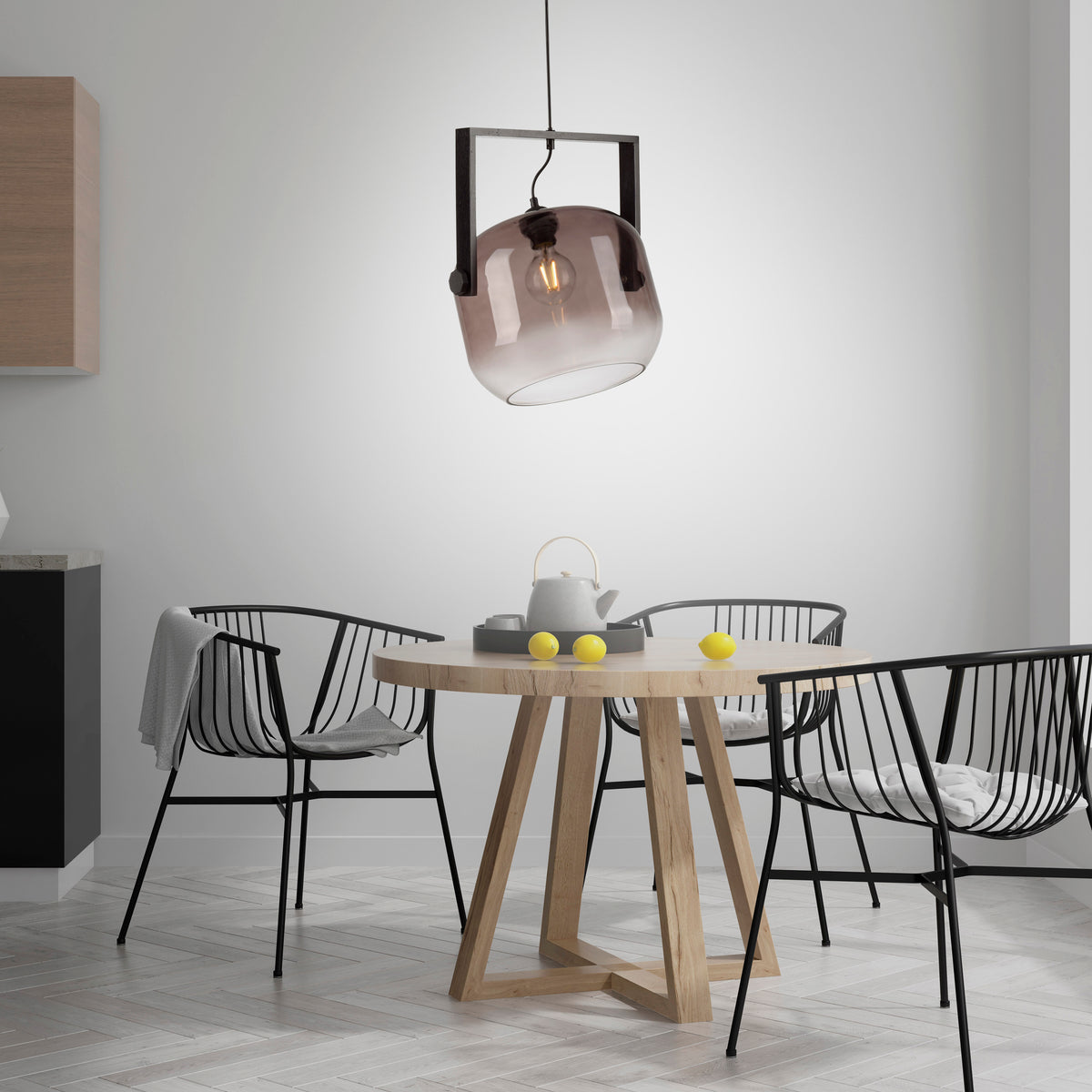 Mise en ambiance au-dessus d'une table ronde dans une salle à manger claire