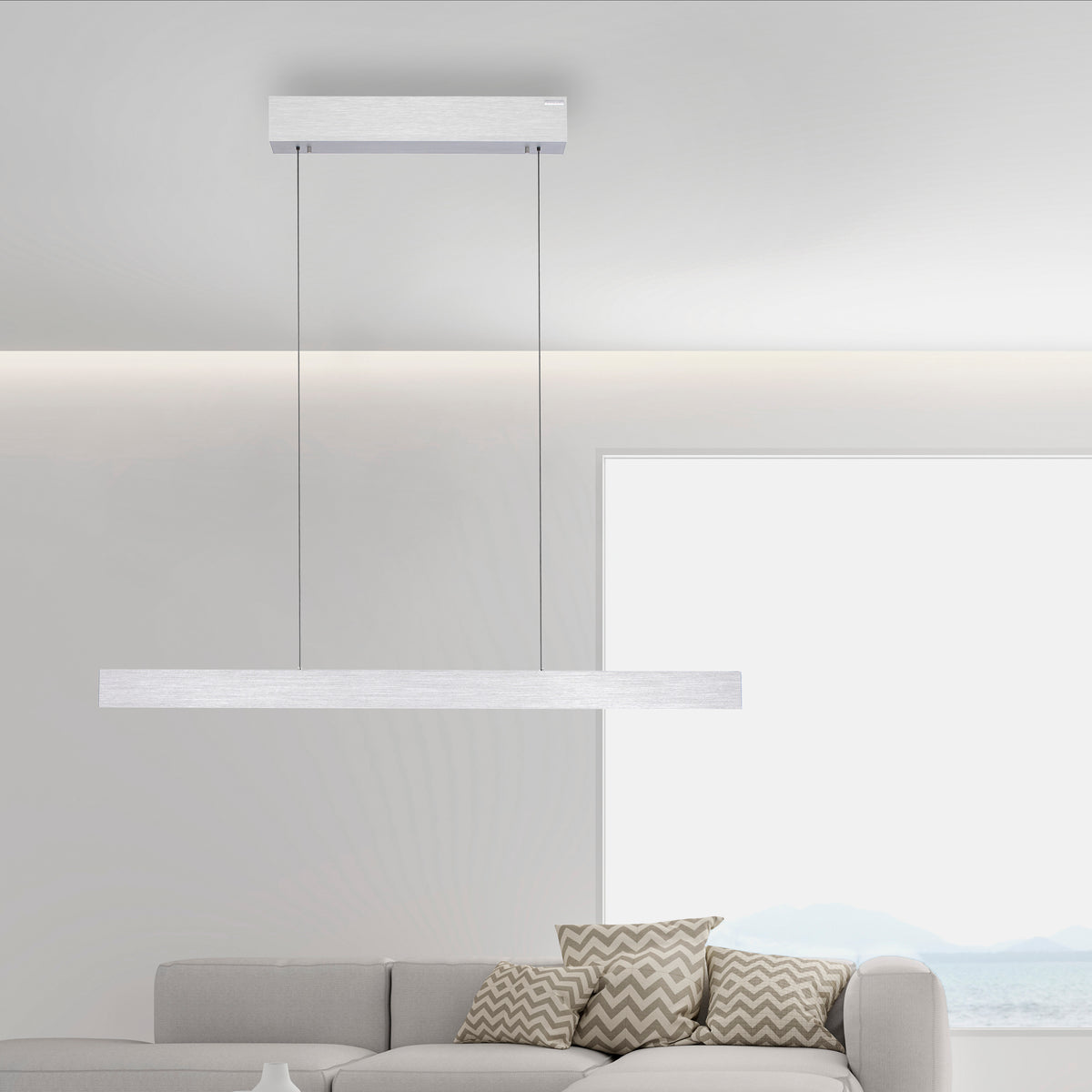 Mise en ambiance au-dessus d'un canapé gris dans un salon lumineux.