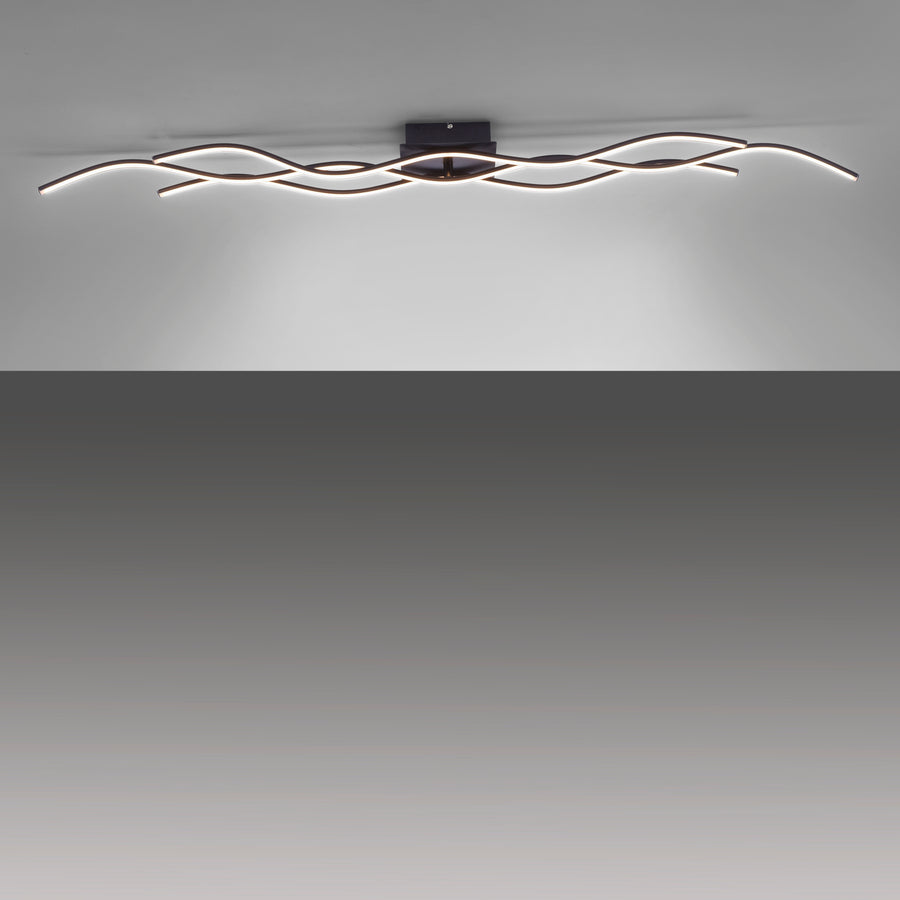 Plafonnier allumé diffusant une lumière chaude sur un plafond gris
