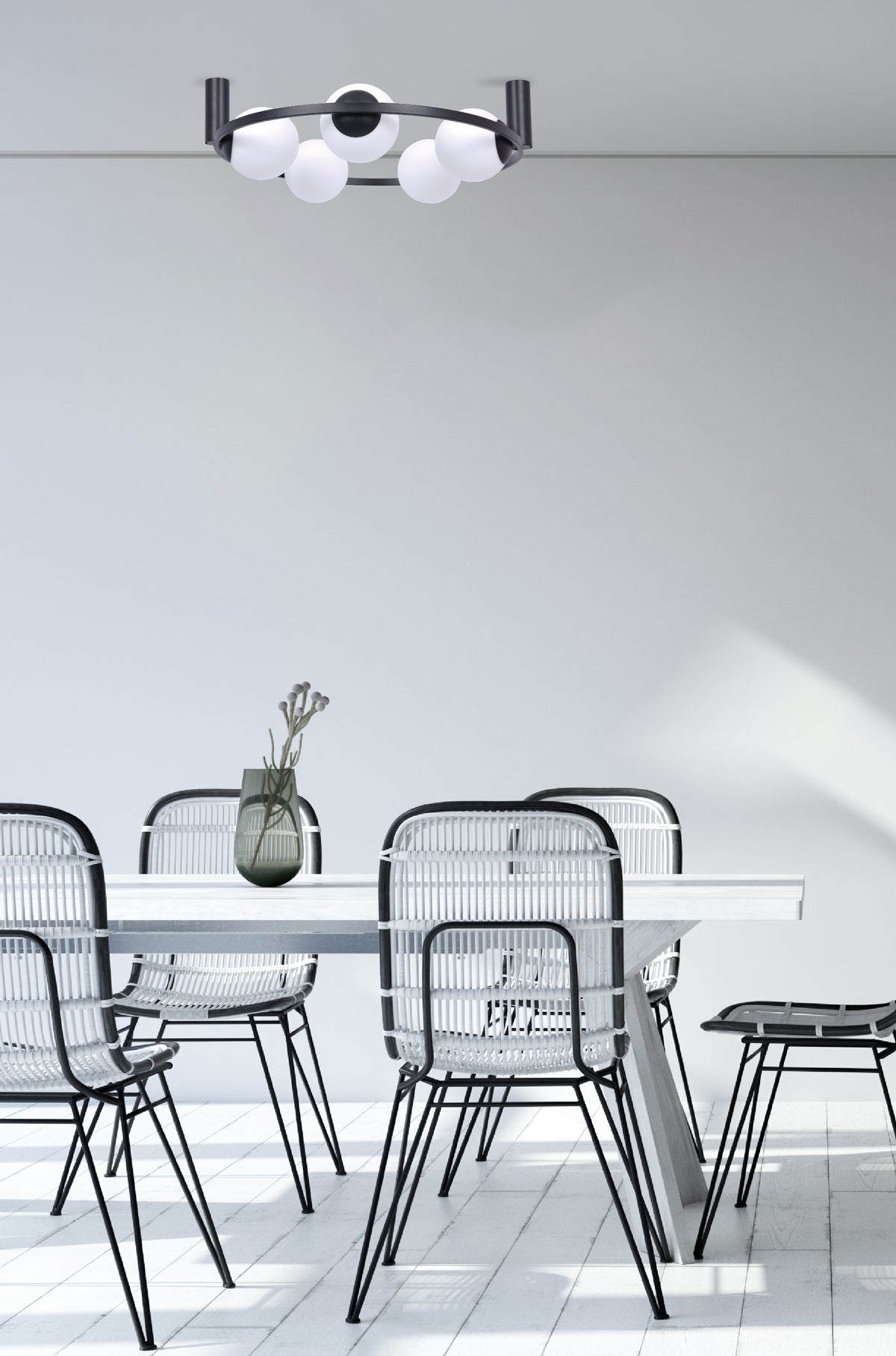 Vue rapprochée du plafonnier allumé au-dessus d'une table blanche en intérieur