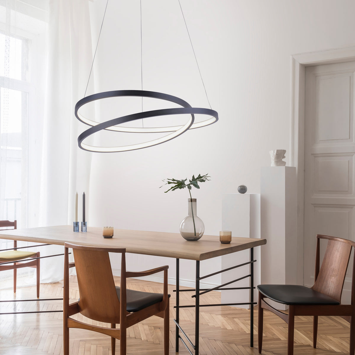 Mise en ambiance au-dessus d'une table de salle à manger lumineuse