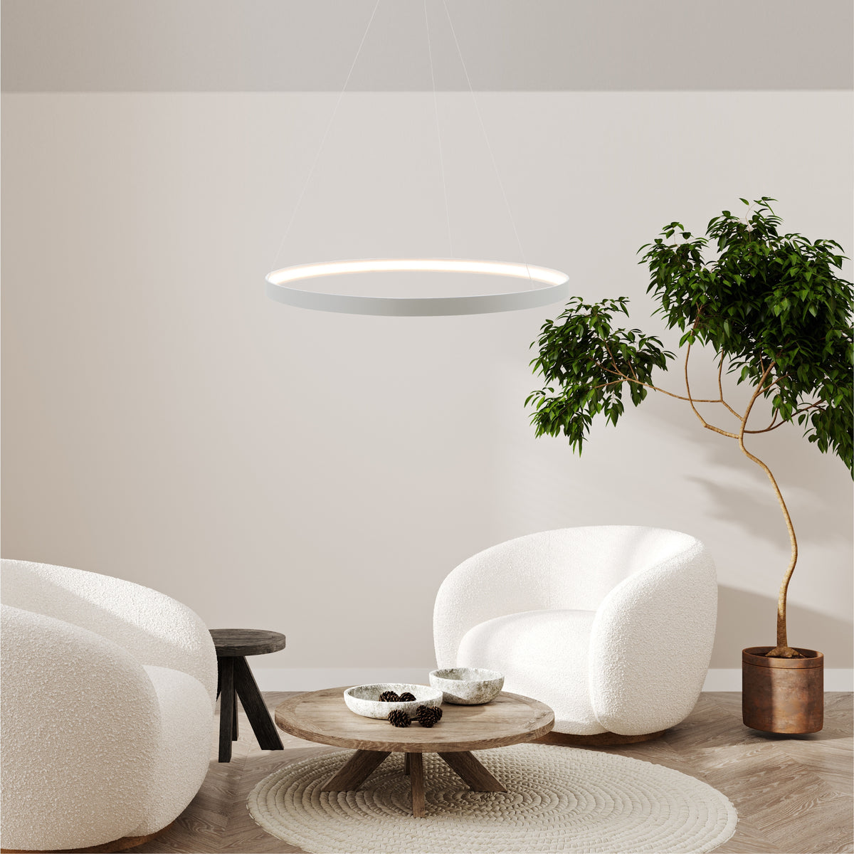 Salon beige avec fauteuils bouclés, suspension anneau allumée au-dessus de la table basse