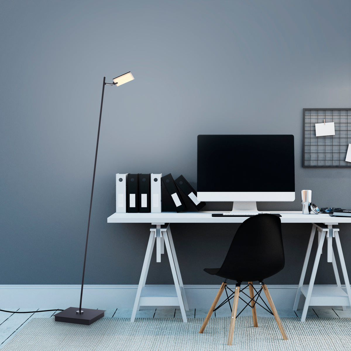 Mise en ambiance du lampadaire dans un bureau, près d'un ordinateur et d'une chaise noire