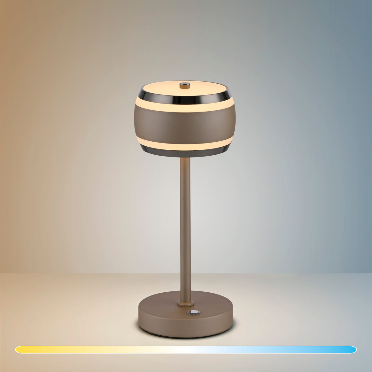 Lampe présentée de face sur dégradé clair, lumière allumée soulignant les deux bandeaux
