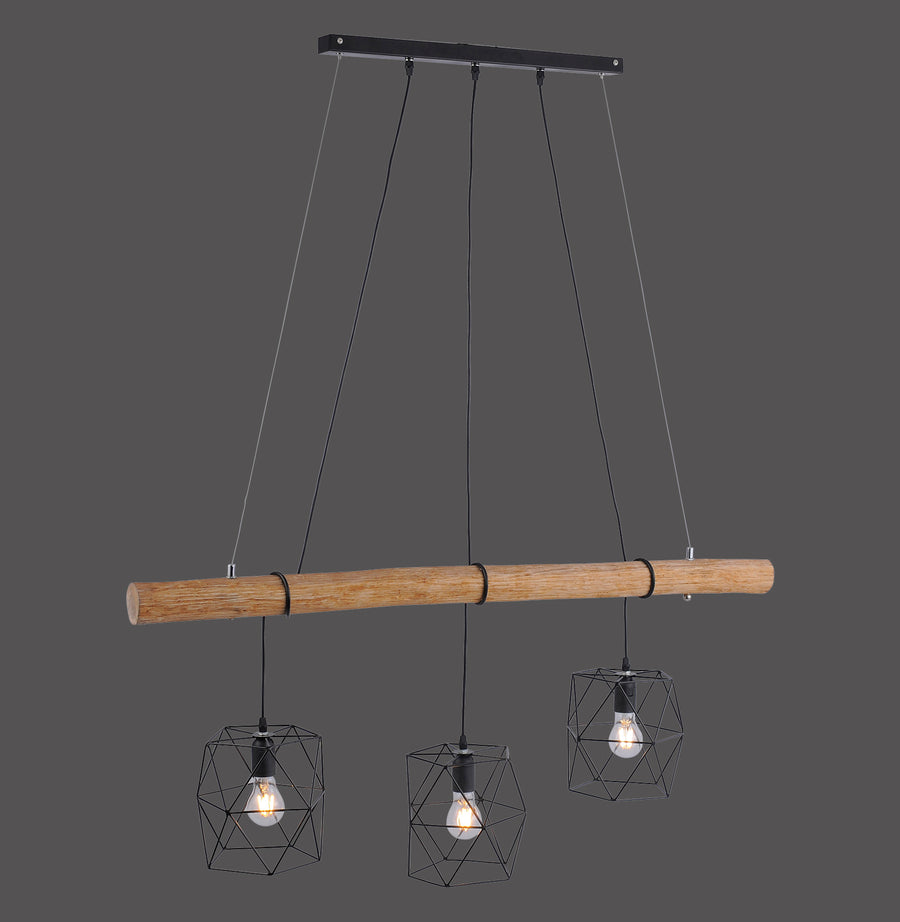 Suspension trois lumières, traverse en bois clair et cages métalliques noires, fond gris uniforme