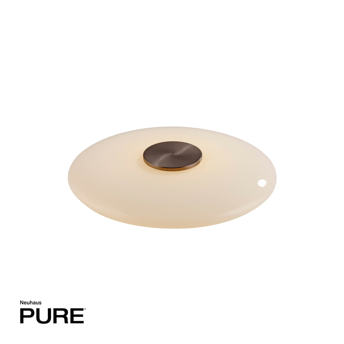 Vue plongeante du luminaire allumé, disque de verre opalin et bouton central bronze.