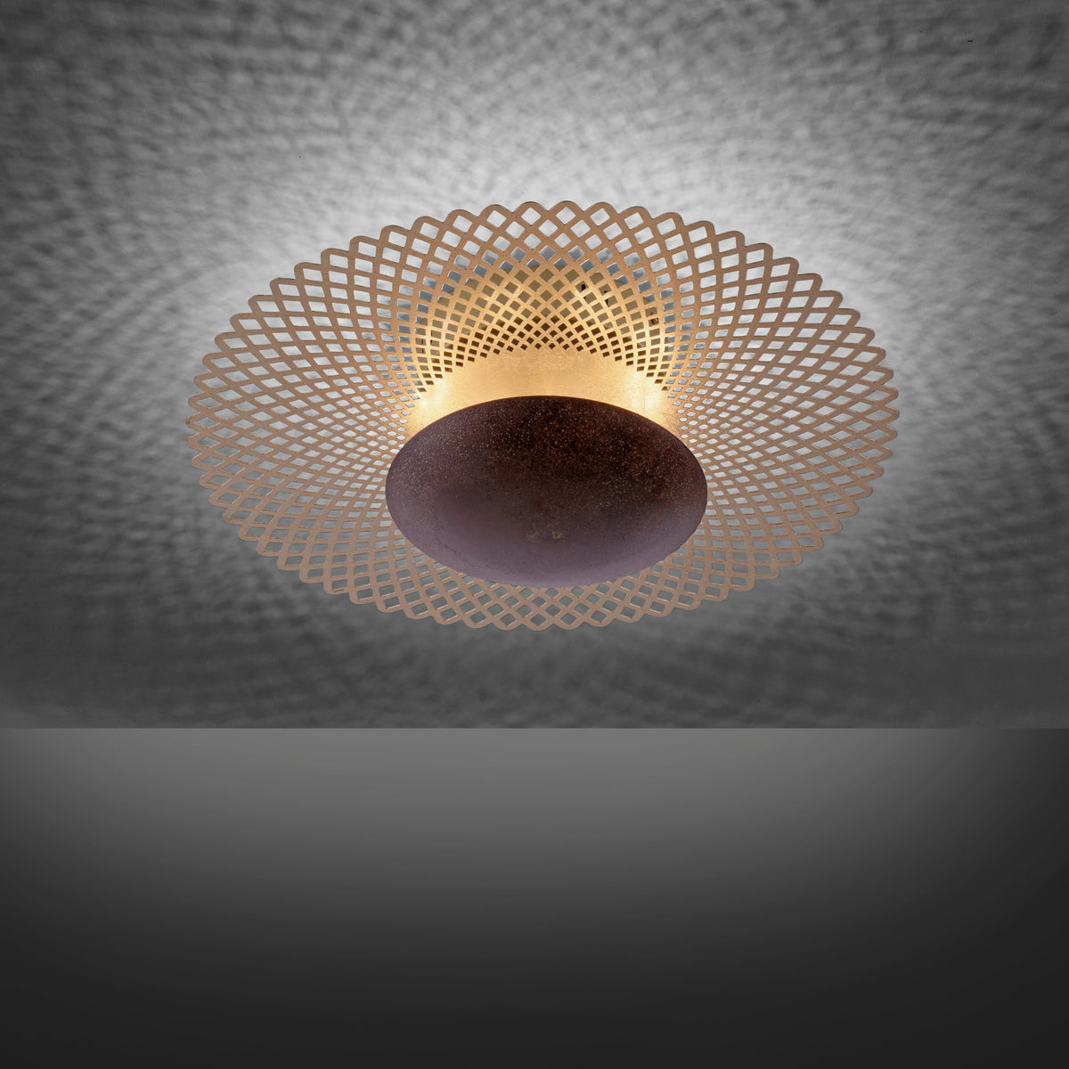 Plafonnier allumé fixé au plafond, halo lumineux et ombres portées.