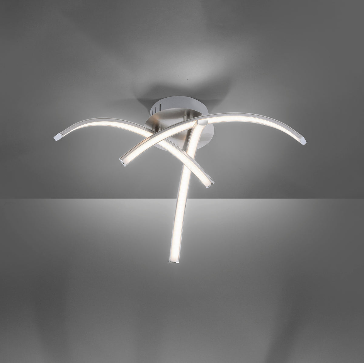 Plafonnier allumé fixé au plafond, montrant la diffusion de la lumière sur la surface.