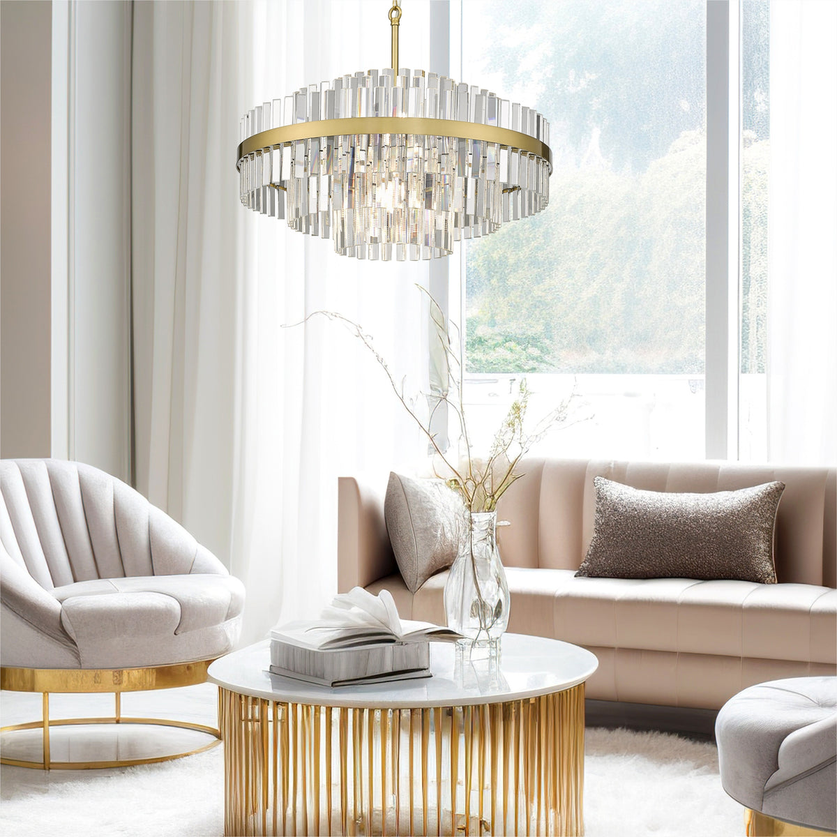 Mise en ambiance dans un salon lumineux, suspension allumée au-dessus d'une table basse.