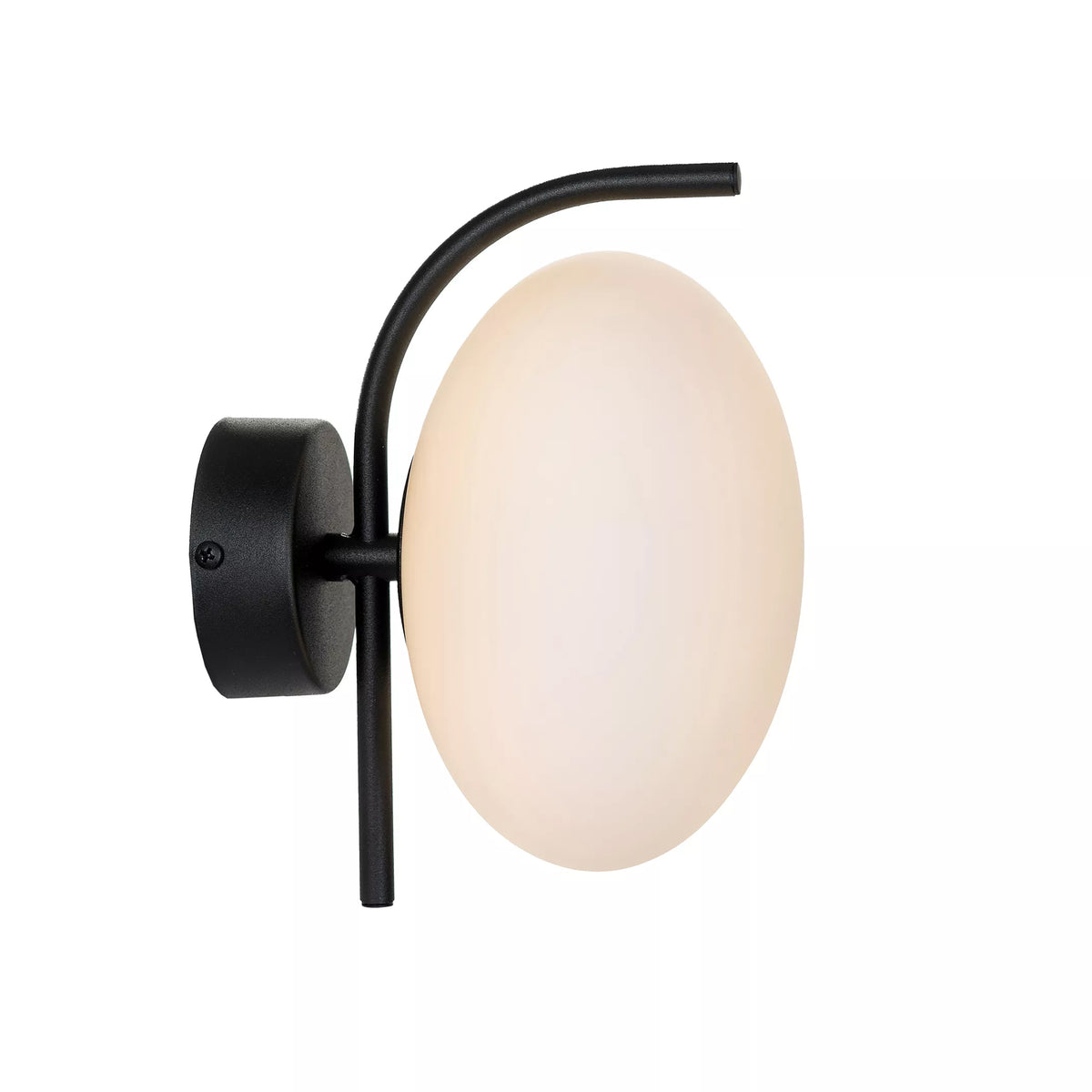 Même applique allumée, diffusant une lumière chaude à travers le globe ovale