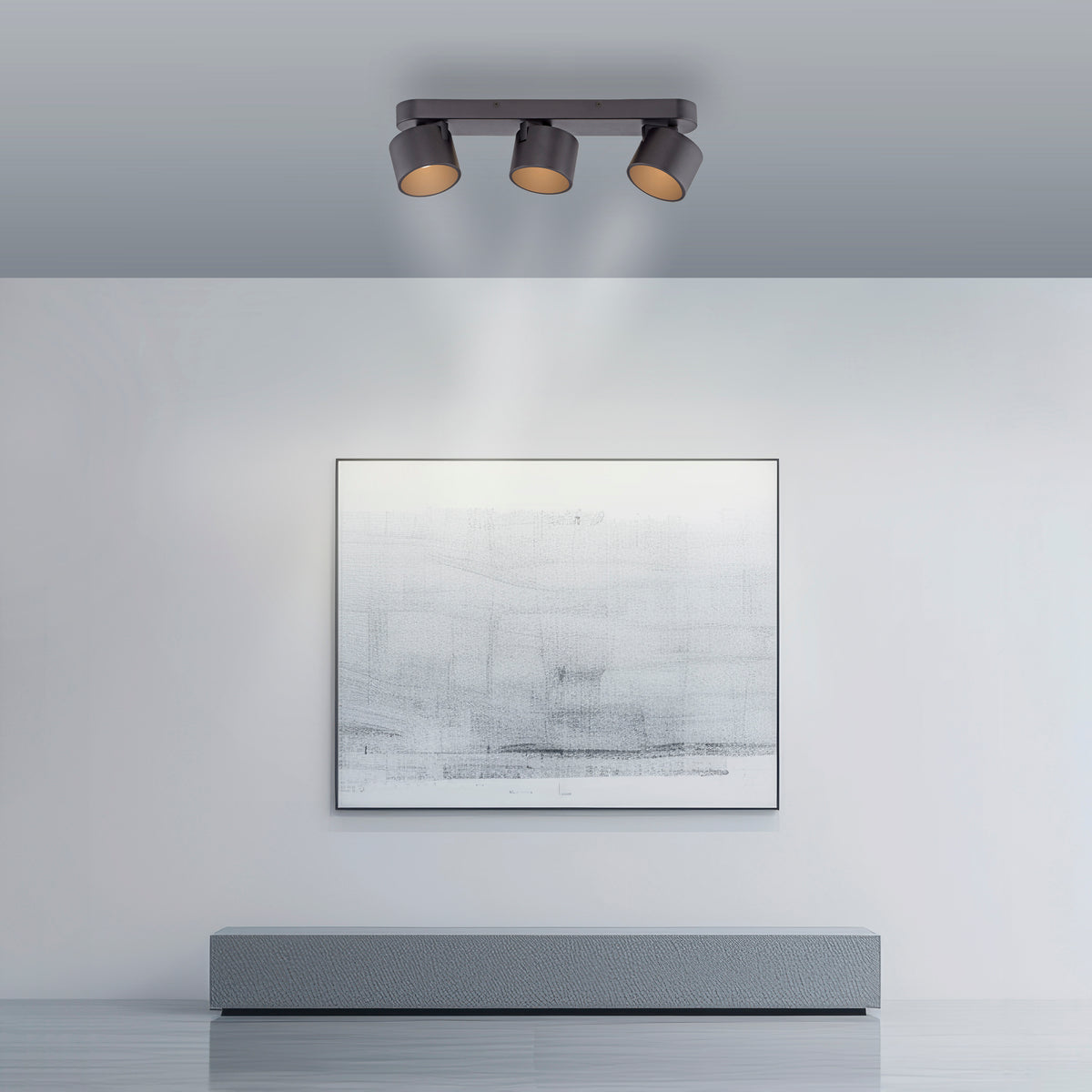 Mise en ambiance minimaliste avec plafonnier noir éclairant un tableau et une console.