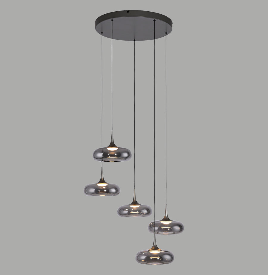 Suspension cinq lumières en verre fumé brillant, vue de face sur fond gris.