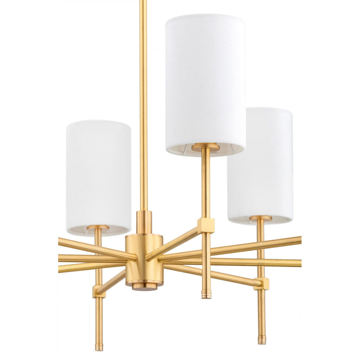 Gros plan sur le centre du lustre et trois abat-jours cylindriques blancs