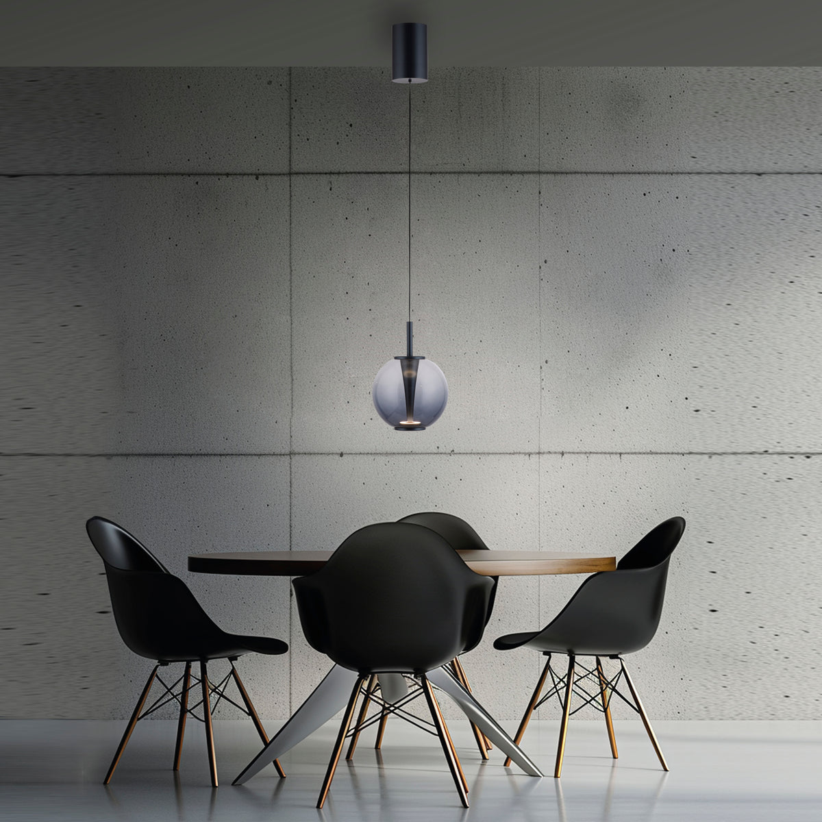 Mise en ambiance au-dessus d'une table entourée de chaises noires, mur béton.