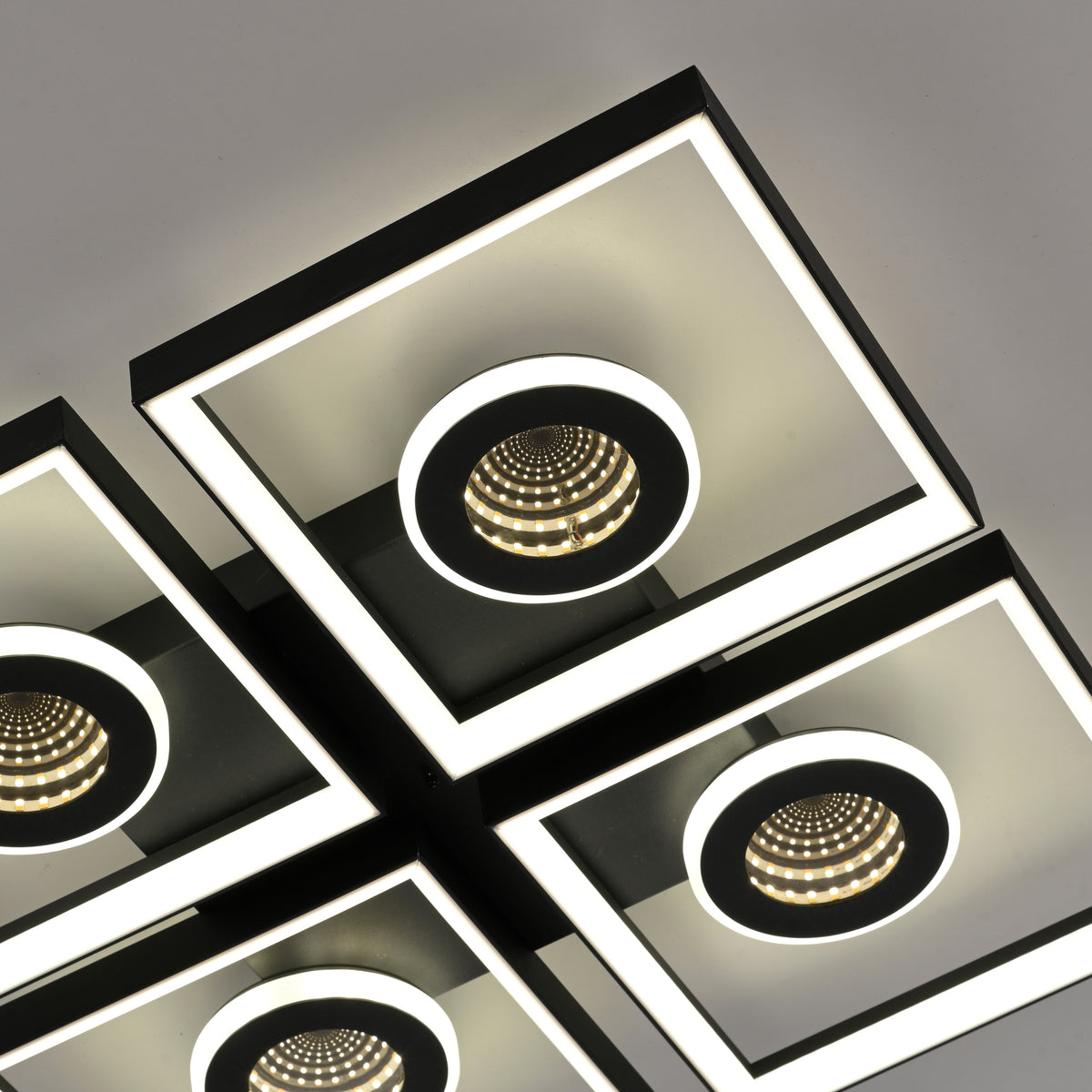 Gros plan en contre-plongée d'un module carré allumé avec anneau LED et grille centrale