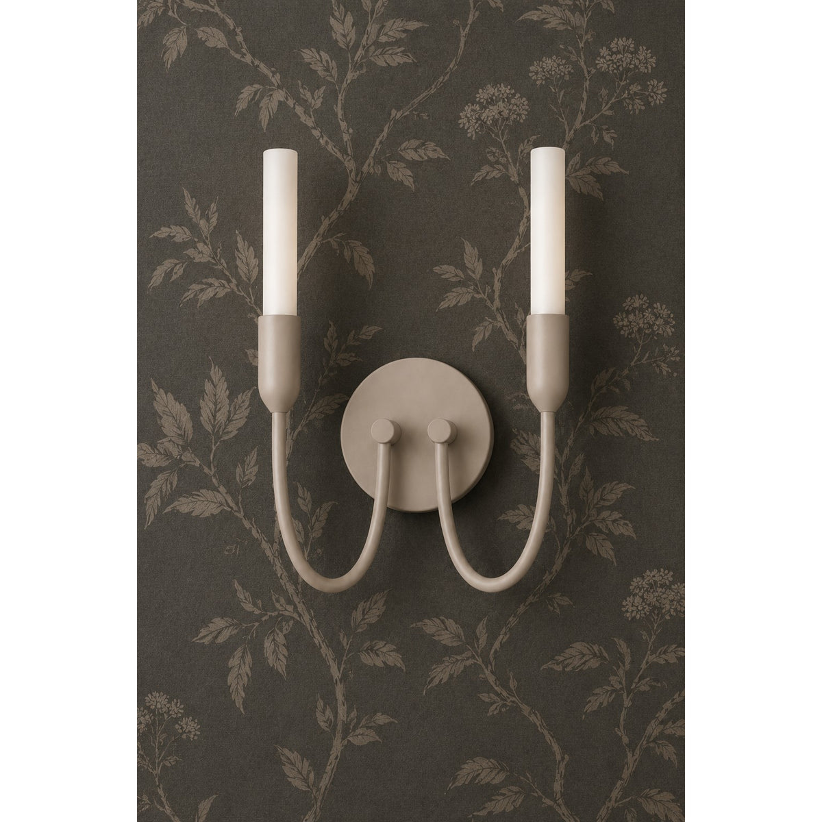 Produit beige présenté sur fond de papier peint floral foncé, vue de face