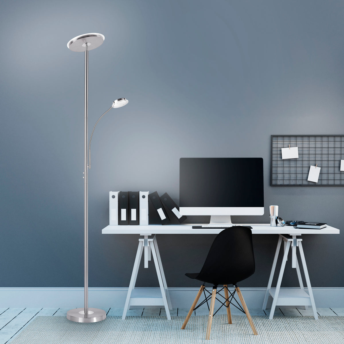 Mise en ambiance dans un bureau, lampadaire éclairant un poste de travail