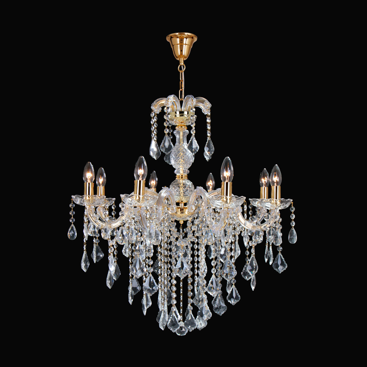 Lustre doré à huit branches, cristaux transparents suspendus, présenté sur fond noir.