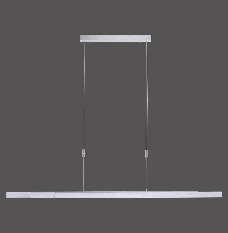 Vue de face du luminaire suspendu en aluminium brossé sur fond gris.