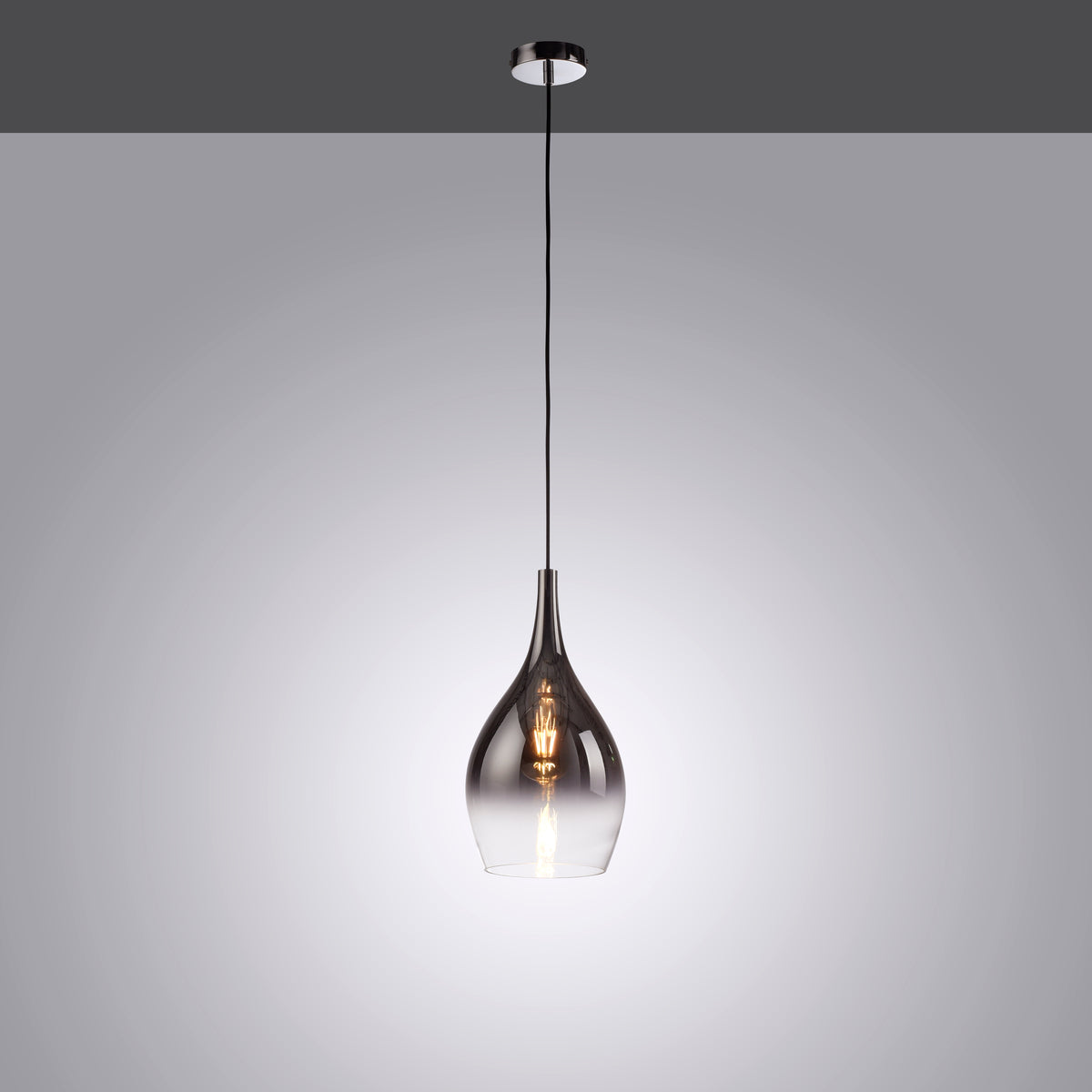 Suspension allumée diffusant un halo lumineux sur fond dégradé gris