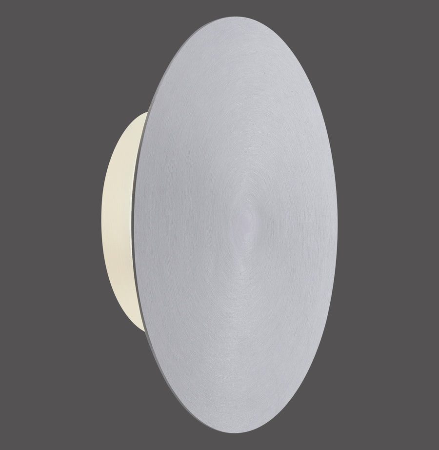 Vue de profil de l'applique argentée sur fond gris, montrant épaisseur et base blanche.