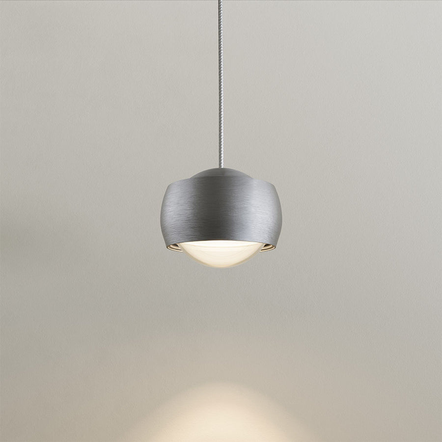 Gros plan sur un abat-jour gris brossé et son diffuseur lumineux allumé