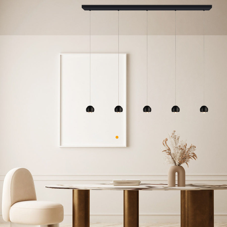 Vue d'ensemble du rail blanc et des cinq luminaires noirs dans un intérieur clair