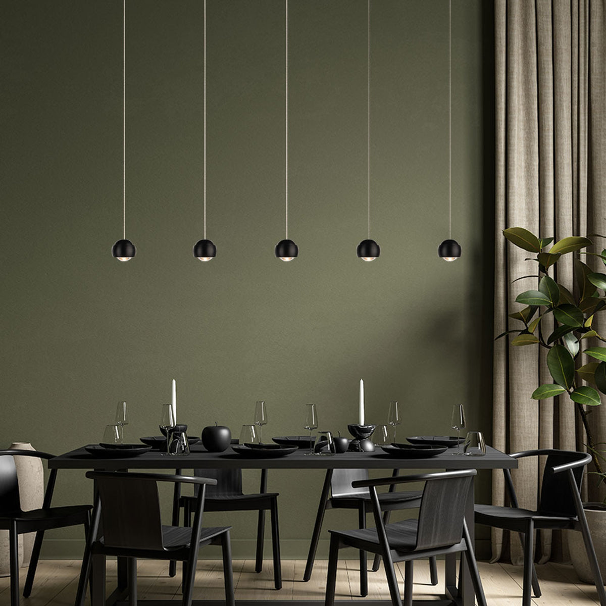 Cinq suspensions noires alignées devant un mur vert olive, table et chaises sombres