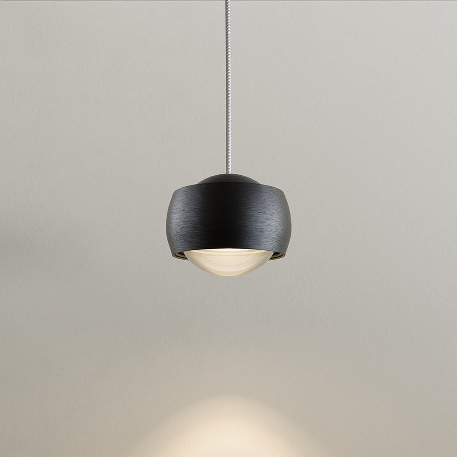 Détail du luminaire noir seul, finition brossée et diffuseur allumé