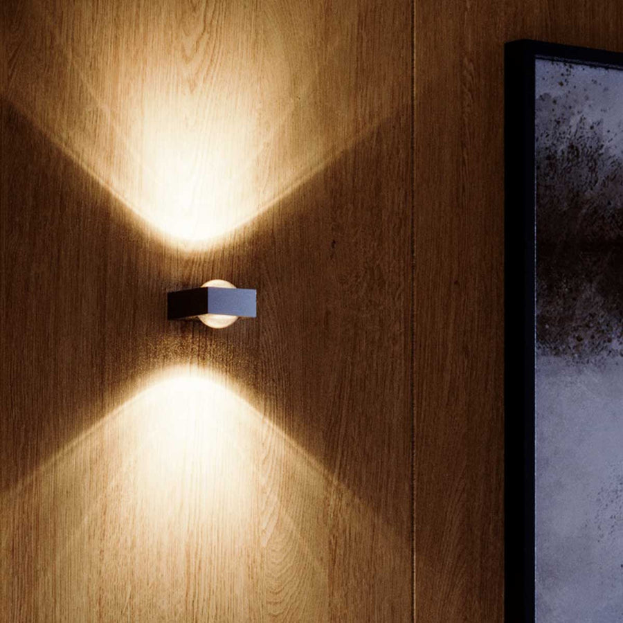 Gros plan de face sur bois, faisceaux lumineux en cônes opposés au-dessus et en dessous.