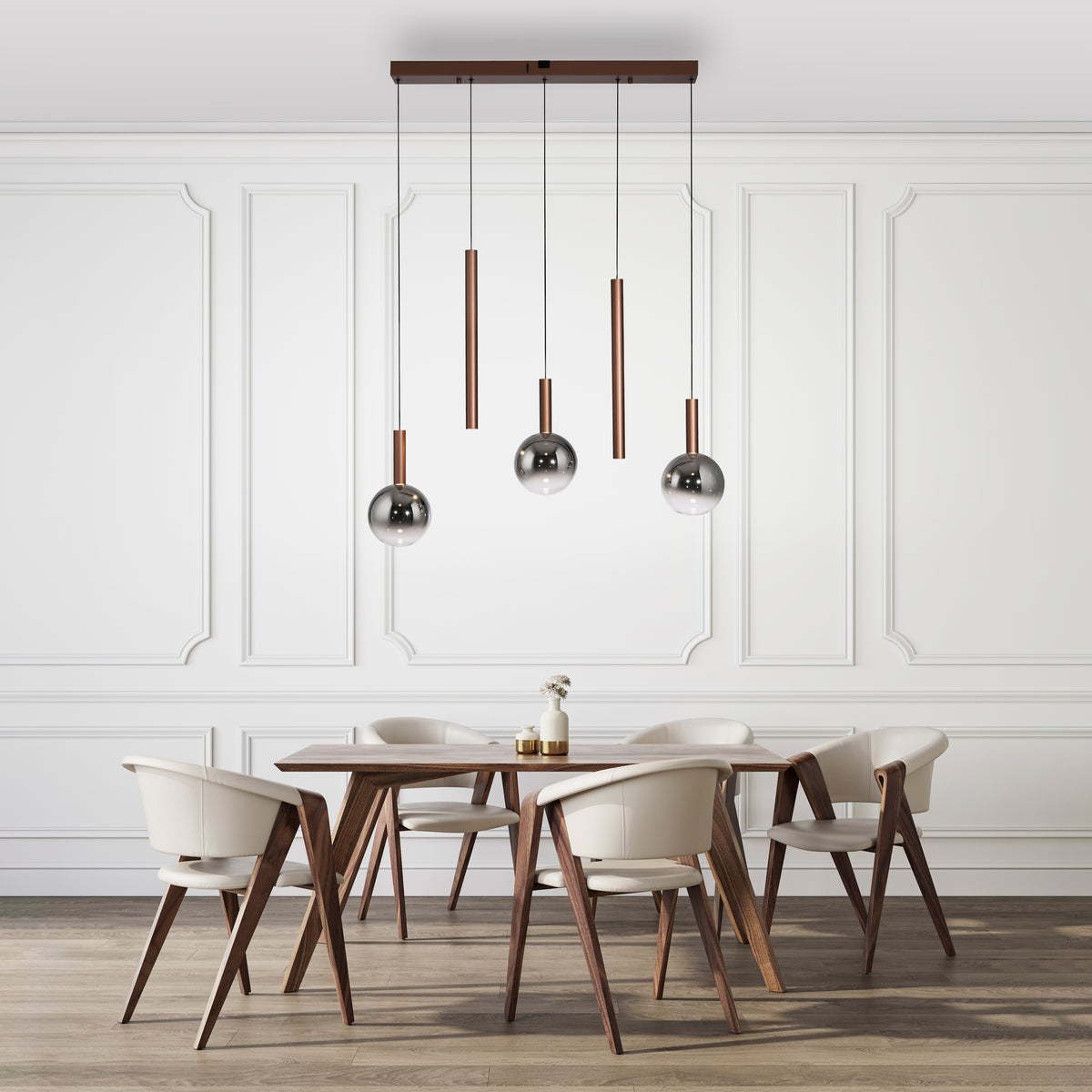 Mise en ambiance au-dessus d'une table de salle à manger aux chaises claires