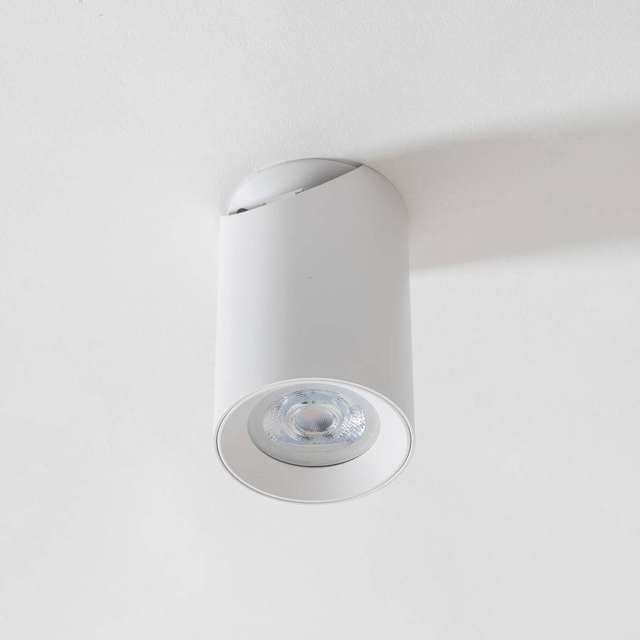 Spot blanc installé au plafond, orienté vers le bas en éclairage direct