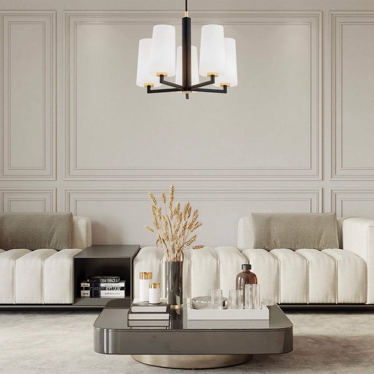 Mise en ambiance du lustre dans un salon moderne, canapé beige et table basse.