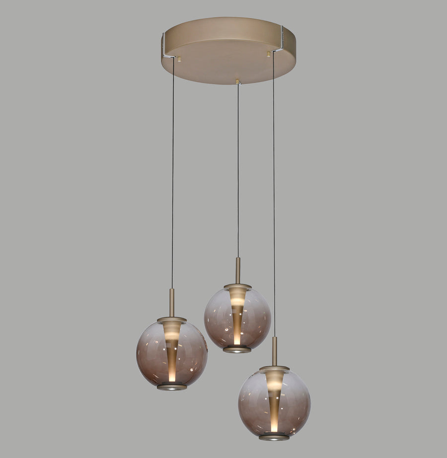 Suspension à trois globes de verre fumé marron sous une platine ronde