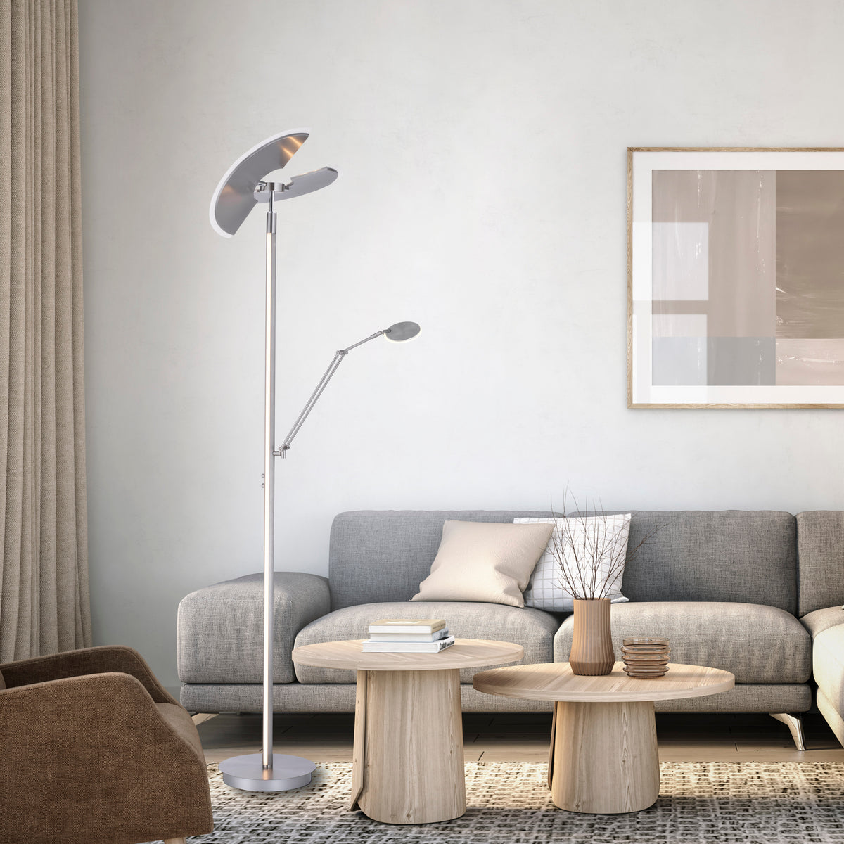 Mise en ambiance dans un salon moderne, lampadaire allumé près d'un canapé gris et tables basses