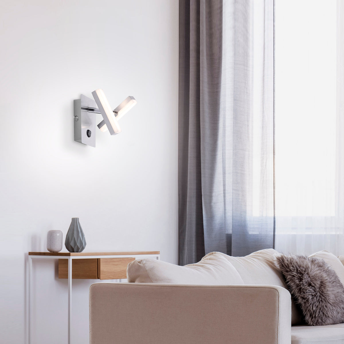 Mise en ambiance salon, applique fixée au mur au-dessus d'une console en bois